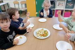 Kolorowe szaszłyki Pszczółek