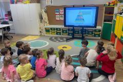 Zajęcia z użyciem tablicy multimedialnej w Pszczółkach