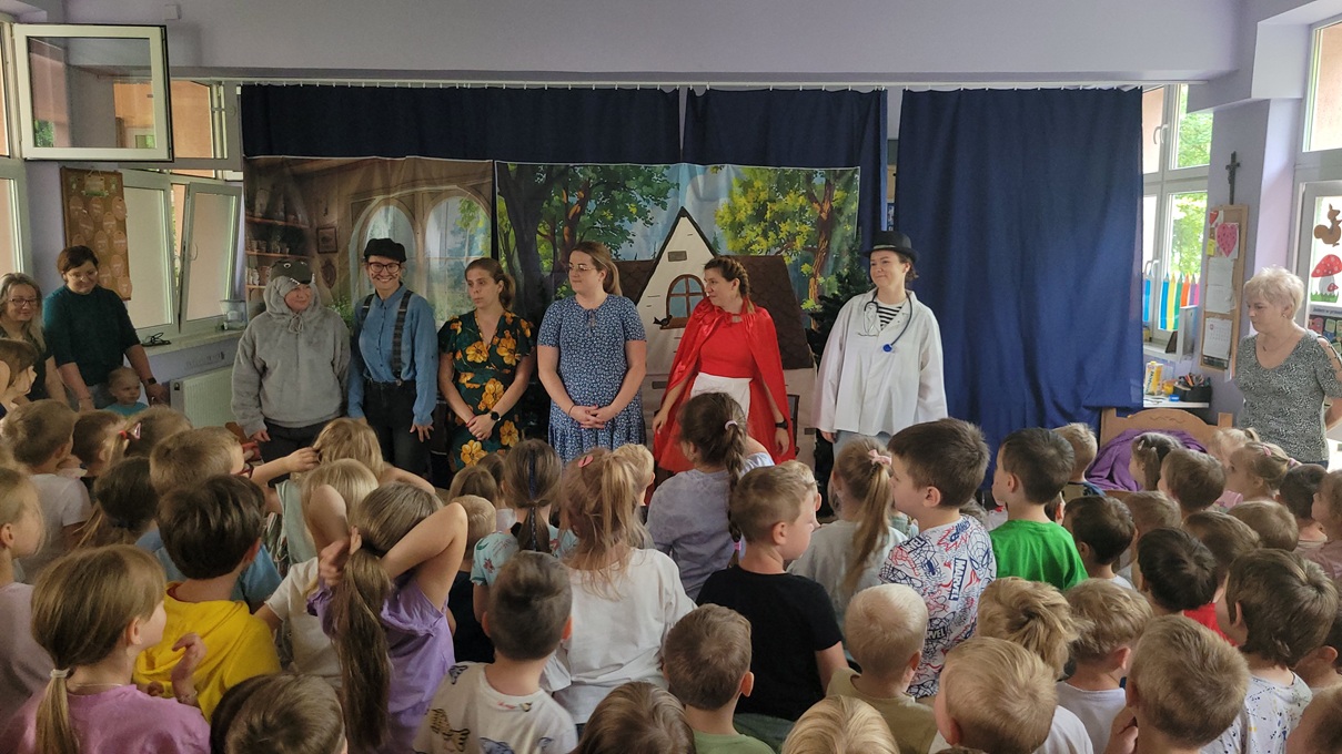 Przedstawienie Nauczycielek dla dzieci z okazji Dnia Dziecka