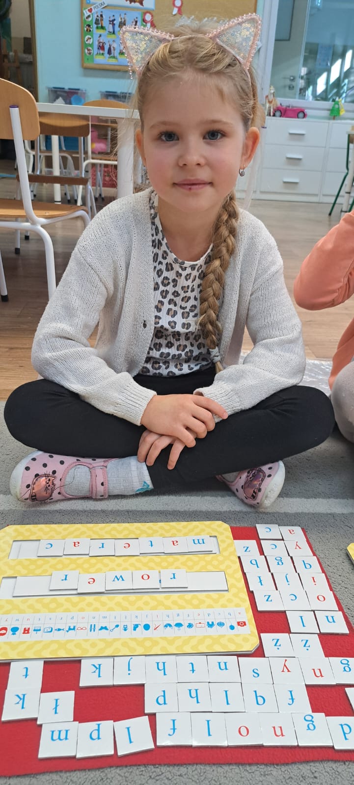 Literkowe kodowanie na dywanie Słoneczek