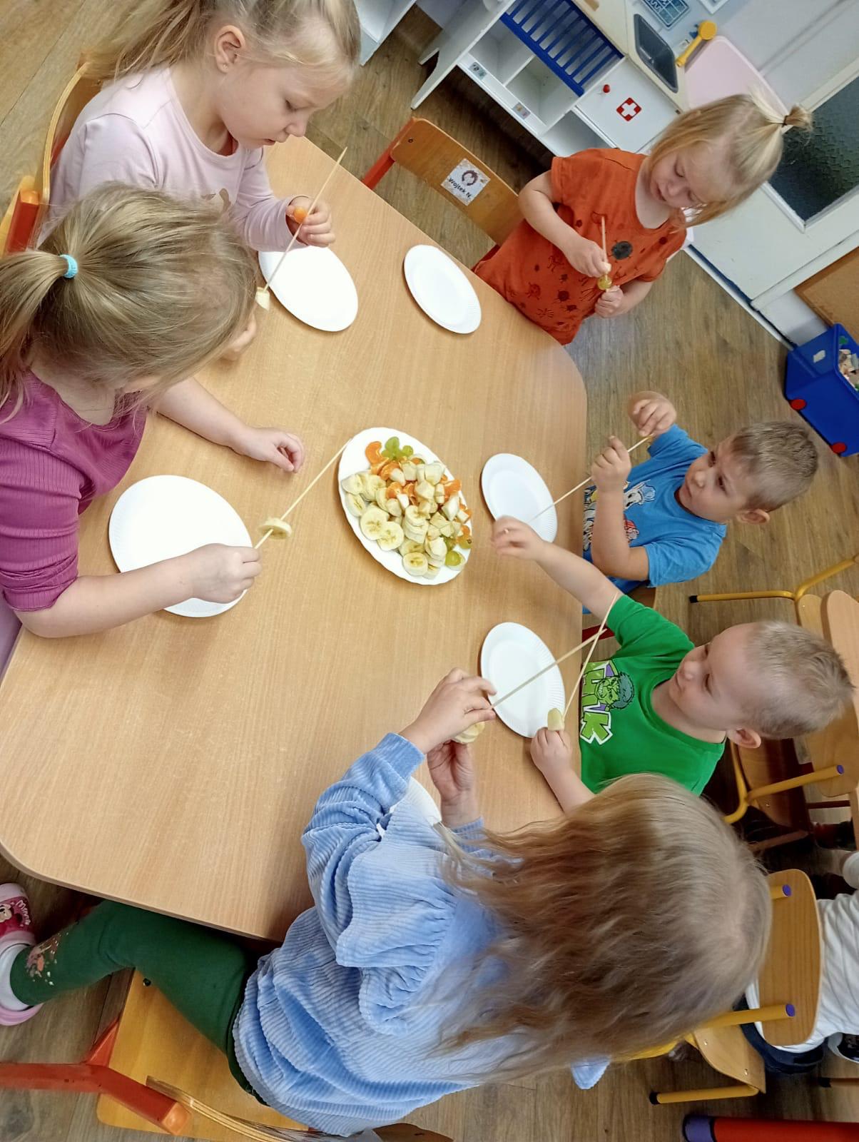 Kolorowe szaszłyki Pszczółek