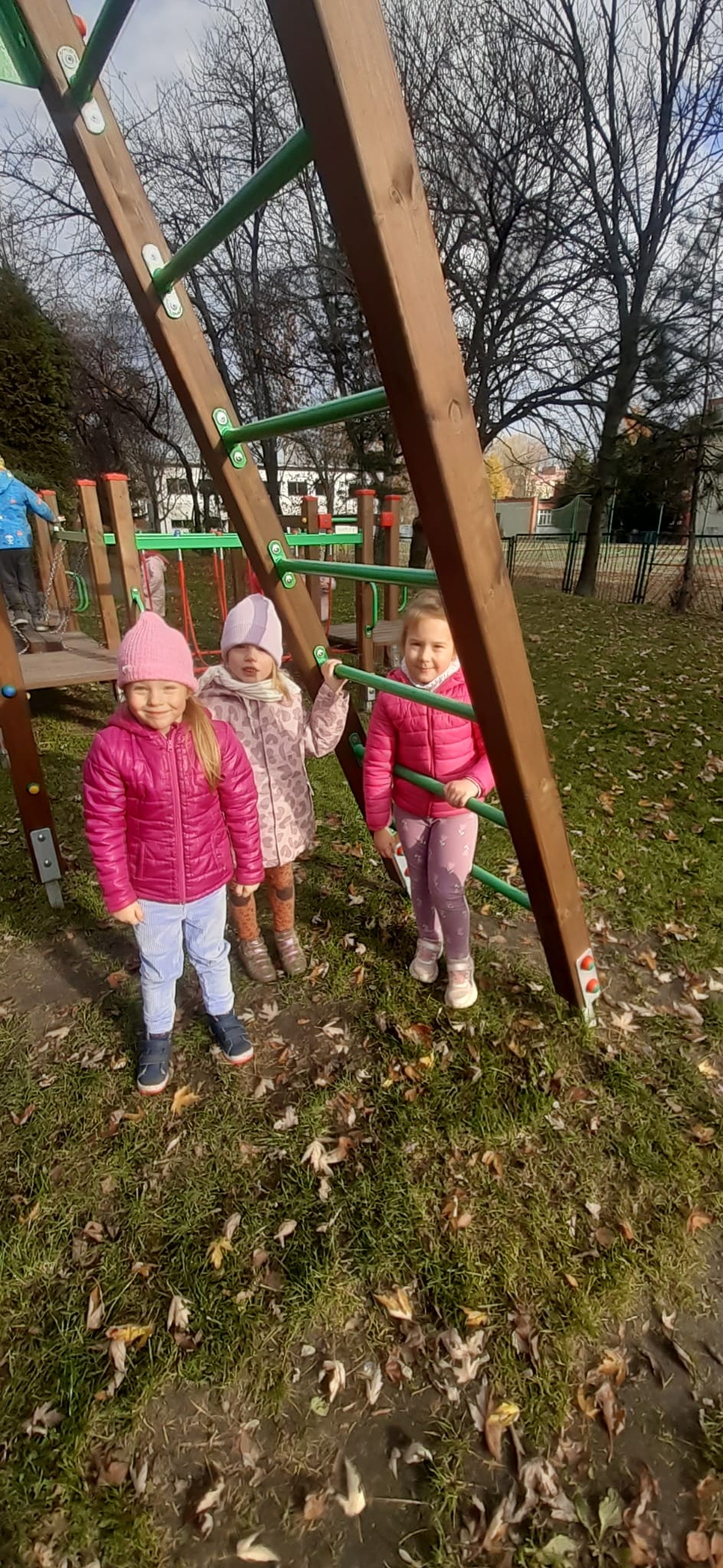 Zabawy na świeżym powietrzu grupy Misie