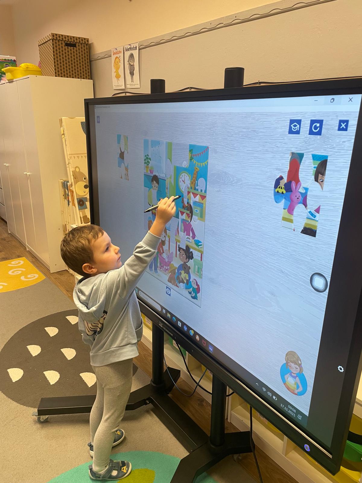 Zajęcia z użyciem tablicy multimedialnej w Pszczółkach