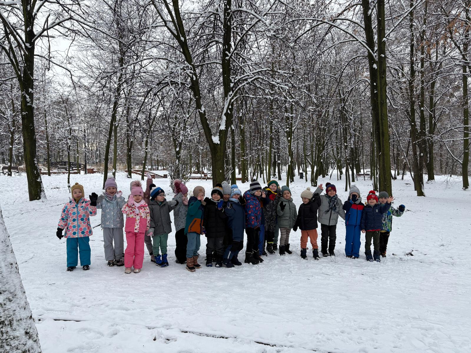 Pierwsze zimowe zabawy i spacery – grupy Misie i Tygryski